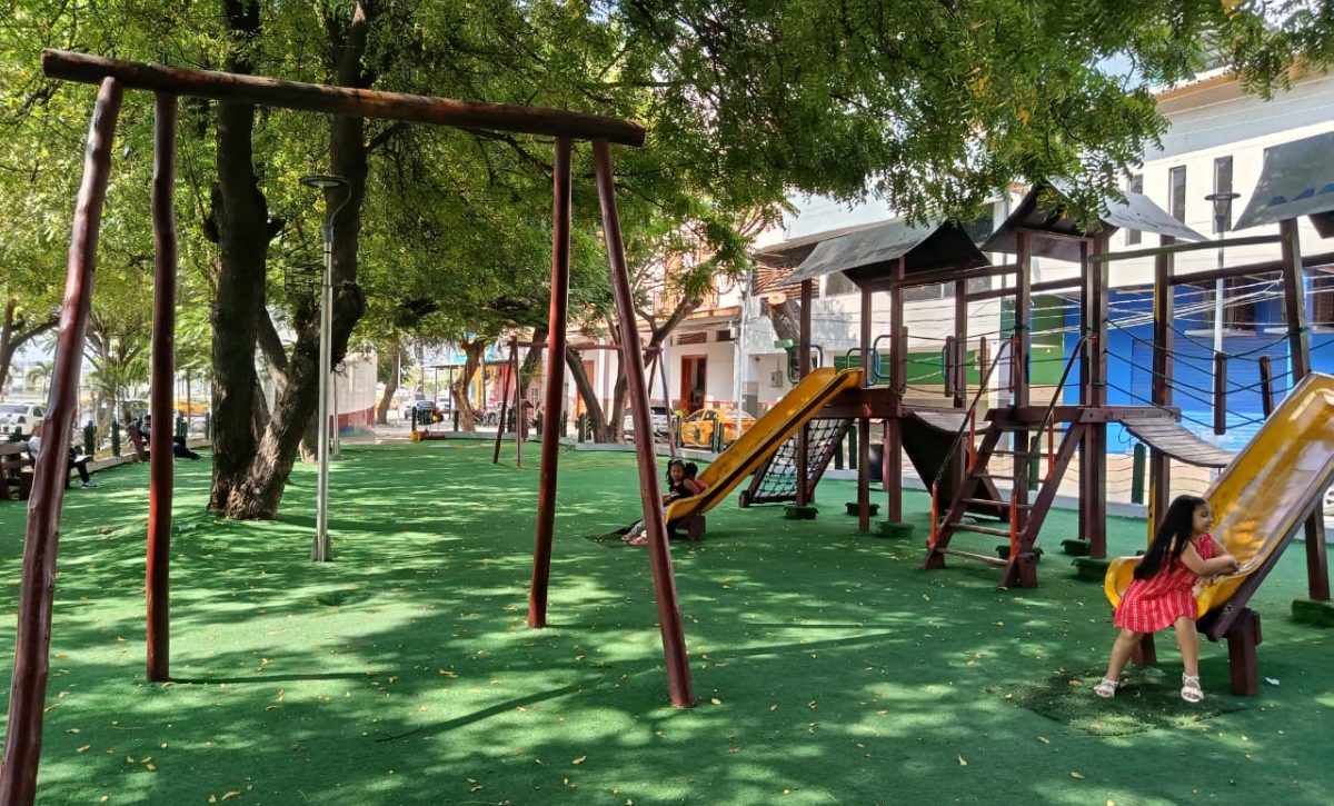 Juegos infantiles en el parque de La Madre; padres de familia piden mantenimiento para los mismos.