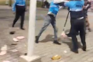Un altercado entre un vendedor ambulante y agentes de seguridad en el Parque Centenario de Manta se viralizó en redes sociales.