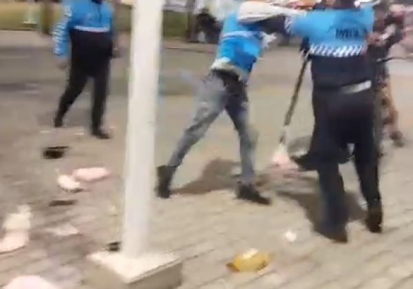 Un altercado entre un vendedor ambulante y agentes de seguridad en el Parque Centenario de Manta se viralizó en redes sociales.