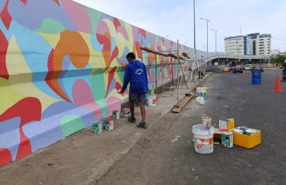 Los colores empiezan a dar una nueva vida al paso a desnivel en Manta.