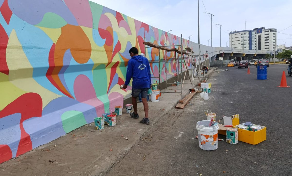 Los colores empiezan a dar una nueva vida al paso a desnivel en Manta.