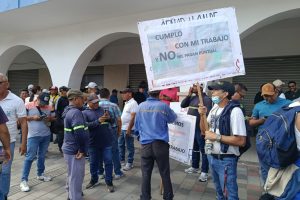 Los obreros se concentraron en los bajos del Municipio para reclamar sus sueldos de marzo y abril.