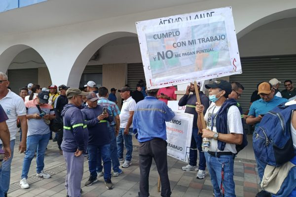 Los obreros se concentraron en los bajos del Municipio para reclamar sus sueldos de marzo y abril.