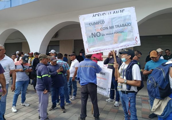 Los obreros se concentraron en los bajos del Municipio para reclamar sus sueldos de marzo y abril.