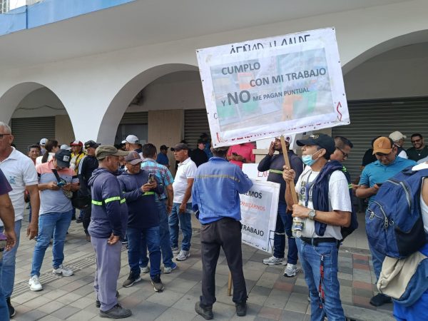 Los obreros se concentraron en los bajos del Municipio para reclamar sus sueldos de marzo y abril.