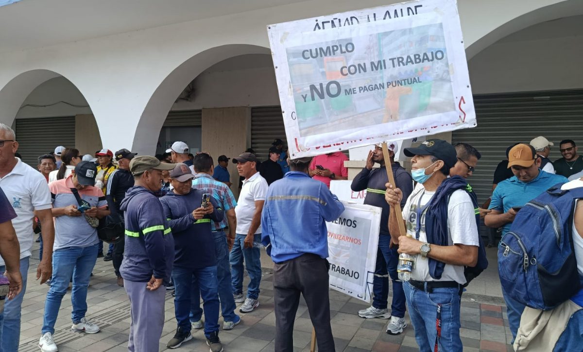 Los obreros se concentraron en los bajos del Municipio para reclamar sus sueldos de marzo y abril.