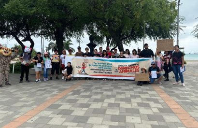 Miembros del colectivo LOA de Manta luchan por la protección y derechos de los animales.