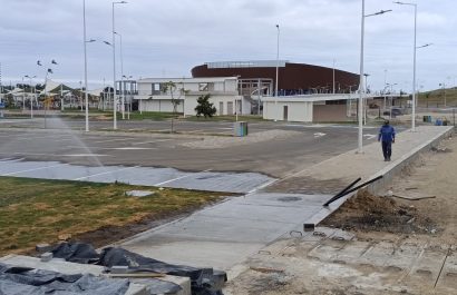 Abrirán nuevo parqueadero en el Parque Centenario Agustín Intriago, mientras el teatro espera detalles finales.