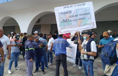 Los obreros se concentraron en los bajos del Municipio para reclamar sus sueldos de marzo y abril.