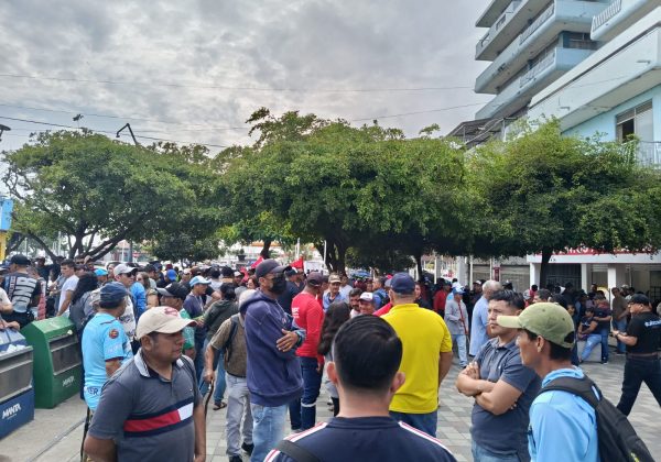 Obreros del Municipio de Manta reclamaron el pago de sus sueldos de abril y mayo en los bajos de la institución.