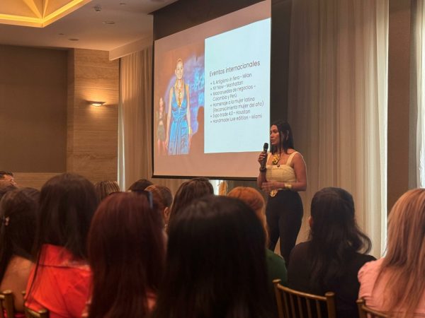 El desarrollo empresarial a partir del mercado artesanal fue abordado en la charla de ayer por María José Zambrano, diseñadora de joyas.