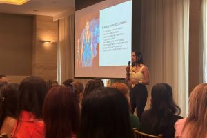 El desarrollo empresarial a partir del mercado artesanal fue abordado en la charla de ayer por María José Zambrano, diseñadora de joyas.