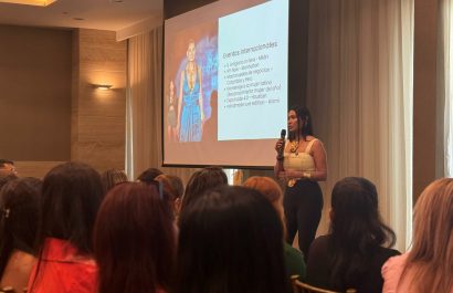 El desarrollo empresarial a partir del mercado artesanal fue abordado en la charla de ayer por María José Zambrano, diseñadora de joyas.