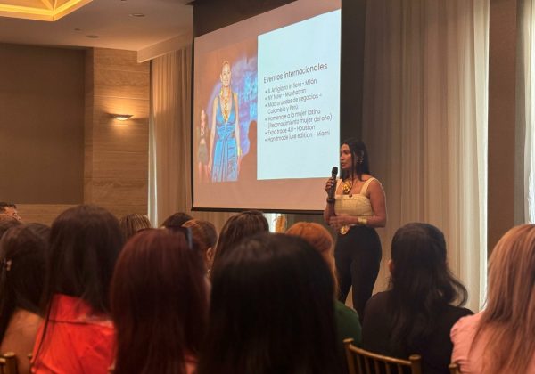 El desarrollo empresarial a partir del mercado artesanal fue abordado en la charla de ayer por María José Zambrano, diseñadora de joyas.