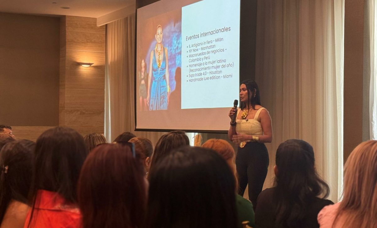 El desarrollo empresarial a partir del mercado artesanal fue abordado en la charla de este lunes por María José Zambrano, diseñadora de joyas.
