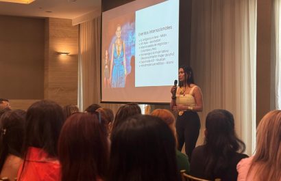 El desarrollo empresarial a partir del mercado artesanal fue abordado en la charla de este lunes por María José Zambrano, diseñadora de joyas.