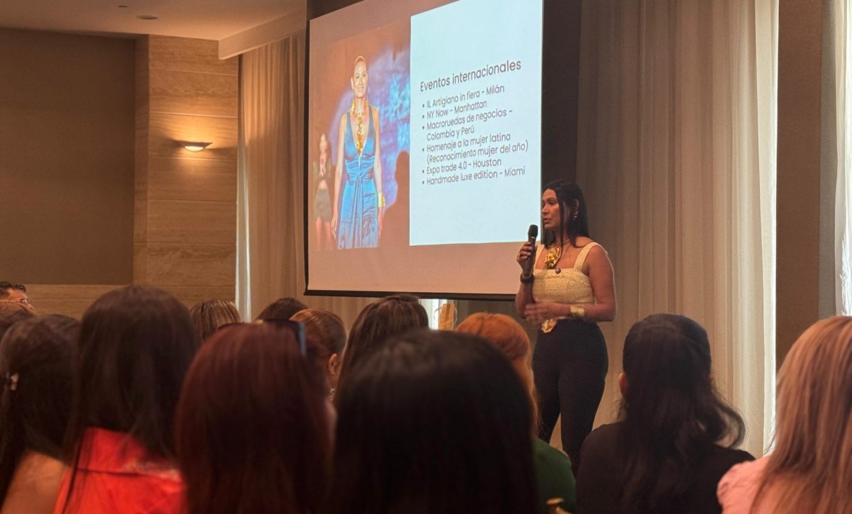 El desarrollo empresarial a partir del mercado artesanal fue abordado en la charla de este lunes por María José Zambrano, diseñadora de joyas.