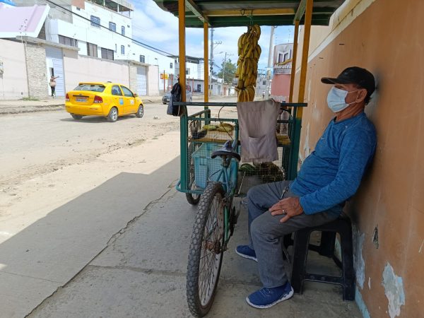 Óscar Mora (72) se protege del polvo con una mascarilla debido al polvo en la avenida 108, una de las calles que el municipio rehabilita vialmente.