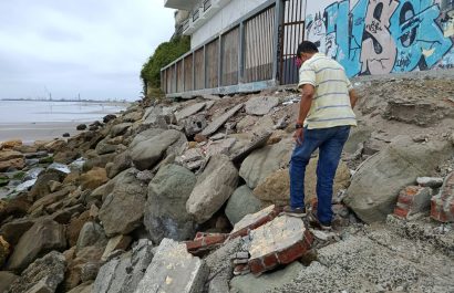 Un espacio desde donde se ven las piedras que se han desprendido del muro y que serán reforzadas con más piedras escolleras en El Murciélago.
