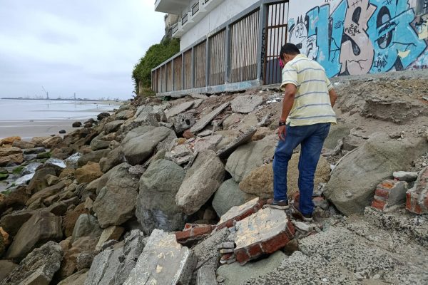 Un espacio desde donde se ven las piedras que se han desprendido del muro y que serán reforzadas con más piedras escolleras en El Murciélago.