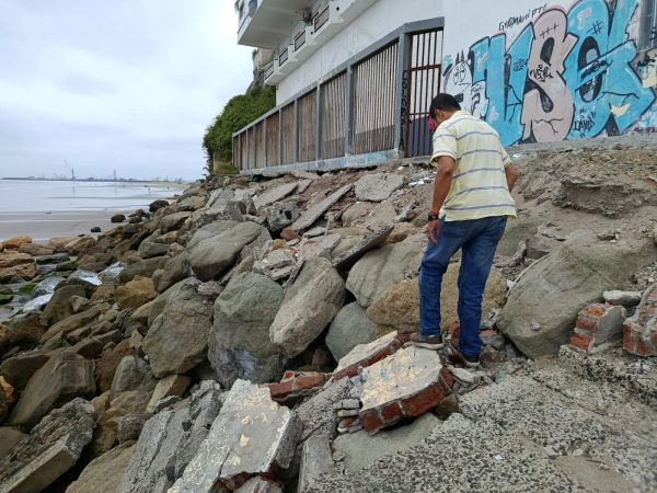 Un espacio desde donde se ven las piedras que se han desprendido del muro y que serán reforzadas con más piedras escolleras en El Murciélago.