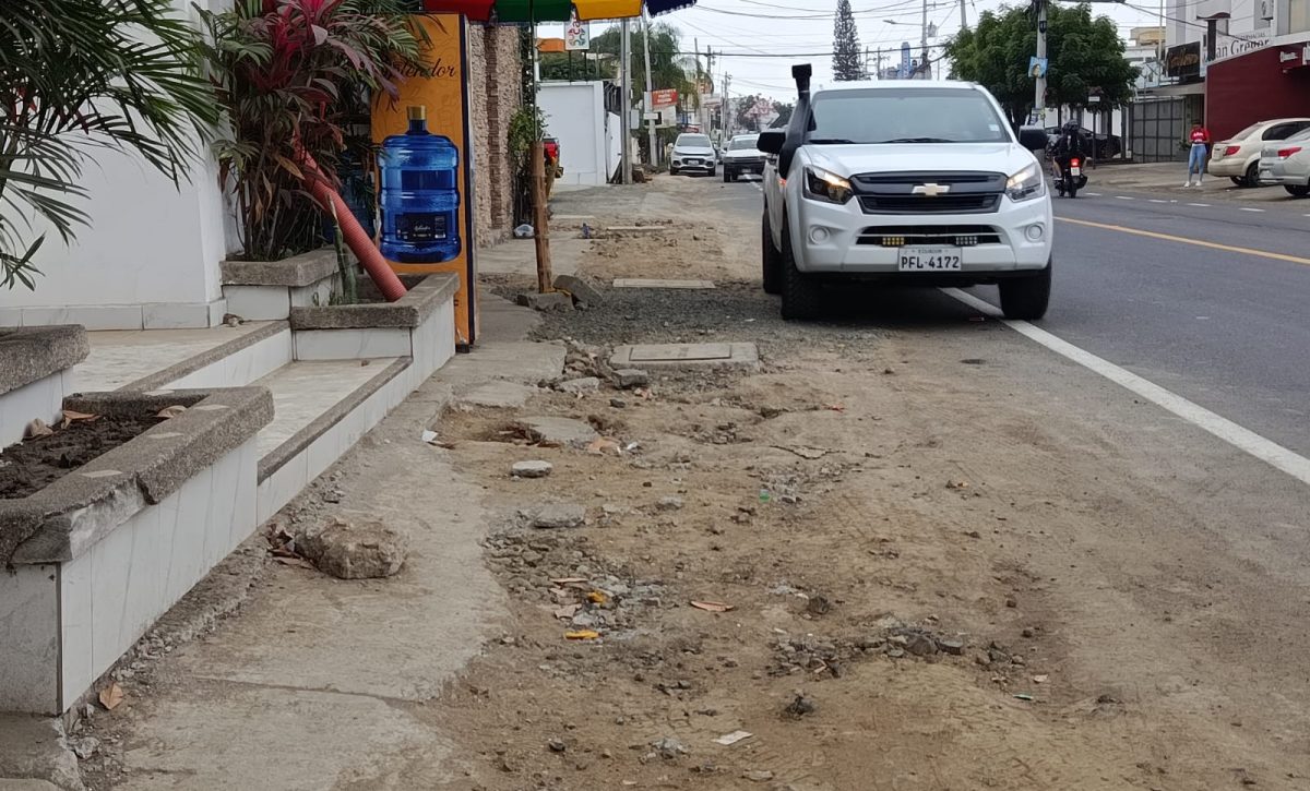 La reposición de aceras llega después de las pruebas en el  sistema hidrosanitario del tramo Manta 2000 y Barbasquillo, explica el Municipio.