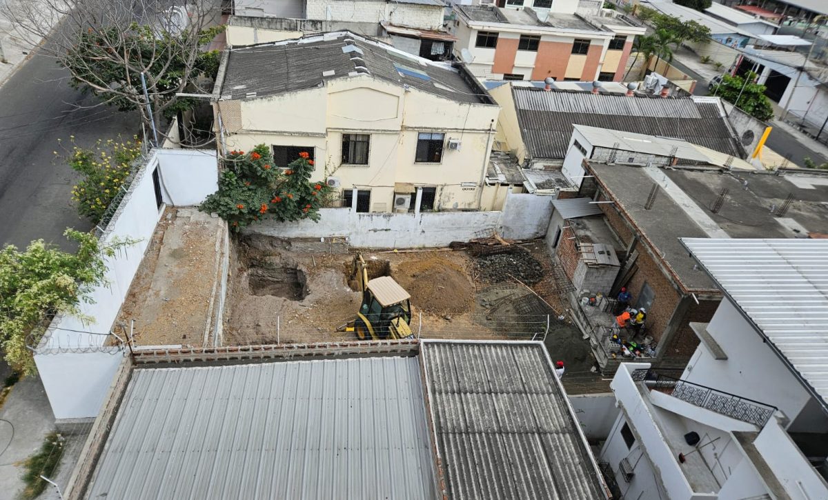 Terreno donde iniciaron los trabajos para instalar una antena de telecomunicaciones en la avenida 6 y calle 15; moradores exigen suspensión y que se reubique la antena.