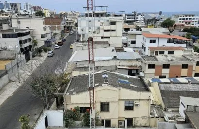 Instalación de antena en Manta continúa tras fallo que niega medida cautelar a vecinos.