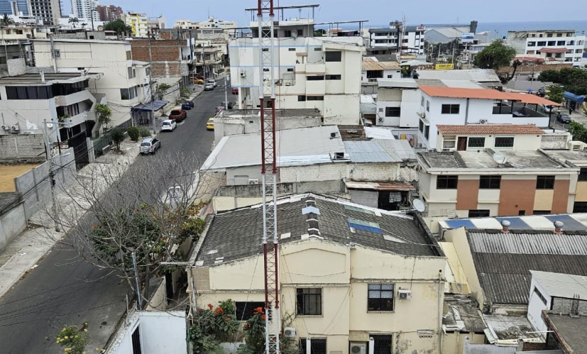 Instalación de antena en Manta continúa tras fallo que niega medida cautelar a vecinos.