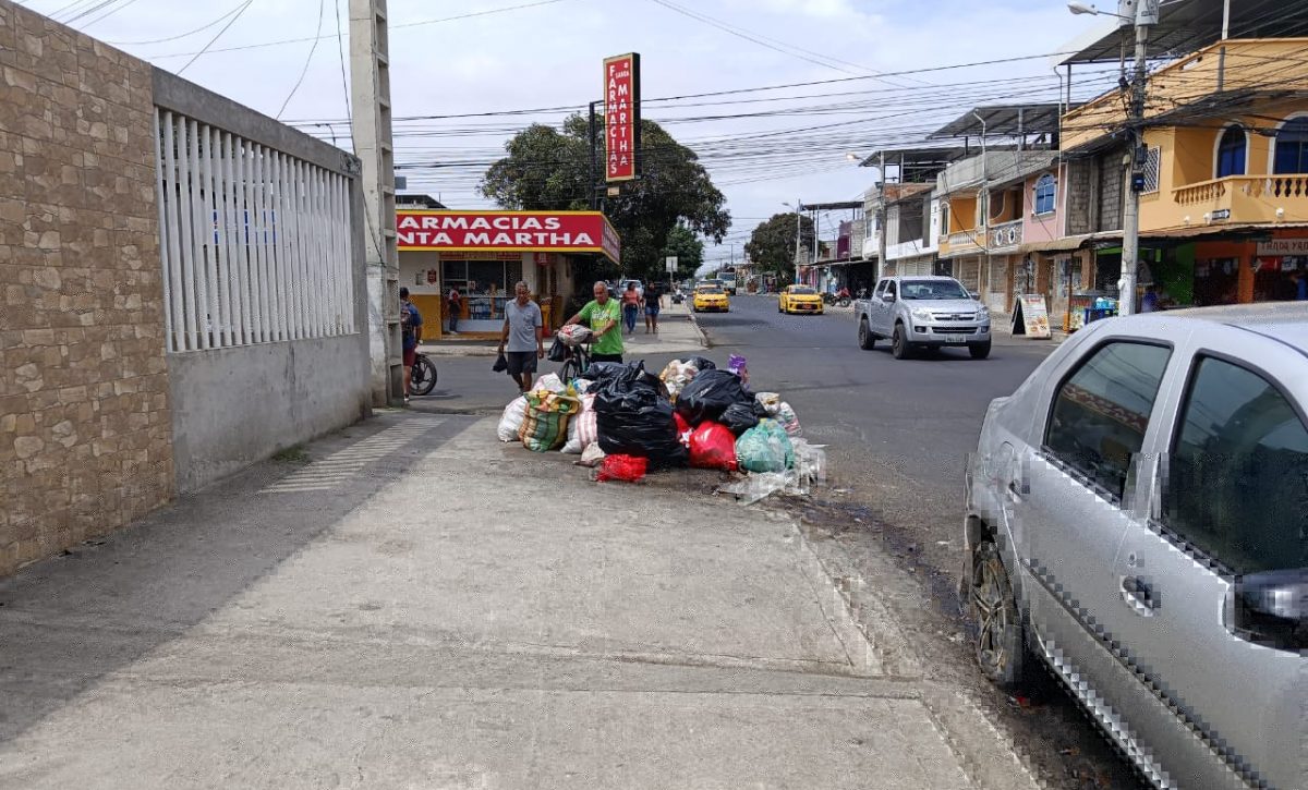 La basura inunda las esquinas de un sector del barrio Santa Lucía, en la parroquia Eloy Alfaro, en Manta.