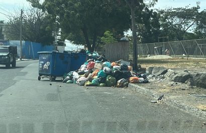 Basura acumulada frente a la Casa de la Mujer, espacio del Municipio de Manta, en la ciudadela La Pradera. (foto tomada la tarde del 1 de octubre del 2025)