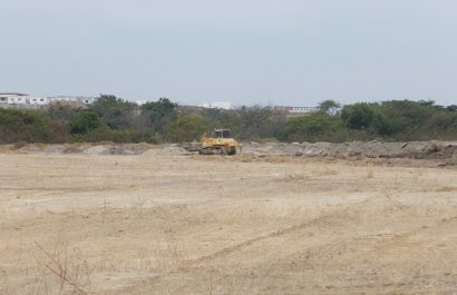 La feria será junto a la Terminal Terrestre desde el 15 de octubre al 5 de noviembre de 2025; maquinaria ya trabaja en la nivelación del terreno.