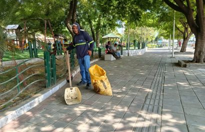 Los obreros municipales siguen realizando su labor en el barrido y recolección de desechos en la ciudad.