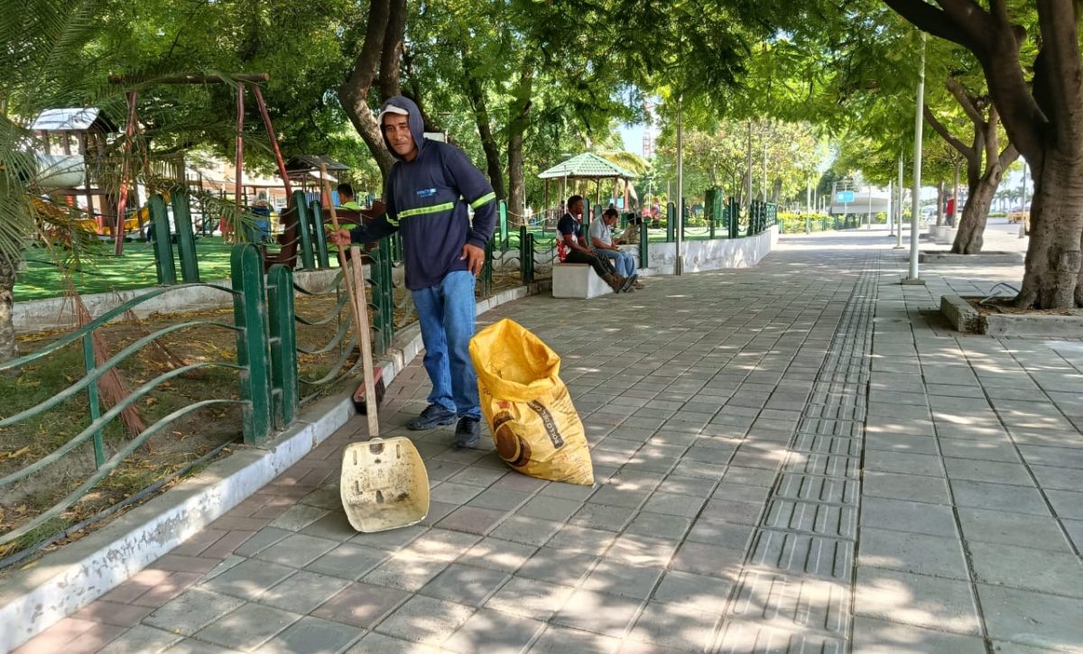 Los obreros municipales siguen realizando su labor en el barrido y recolección de desechos en la ciudad.