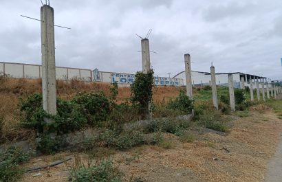 Este es uno de los terrenos que es parte de la subasta del Municipio de Manta. Está ubicado en la vía Puerto Aeropuerto.