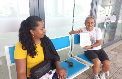 Iván Flores, afiliado al seguro social, mientras cuenta su experiencia sobre las veces que ha ido al IESS para realizarse exámenes.
