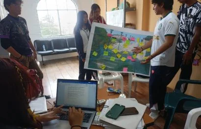 Jóvenes del barrio  María Auxiliadora se unen para transformar escalinata abandonada en Manta.