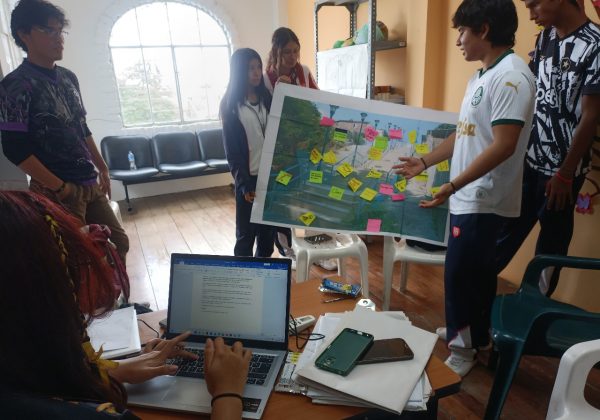 Jóvenes del barrio  María Auxiliadora se unen para transformar escalinata abandonada en Manta.