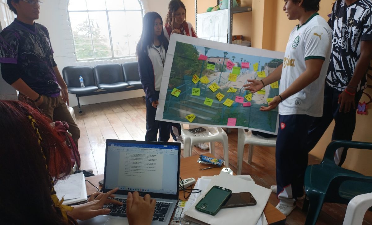 Jóvenes del barrio  María Auxiliadora se unen para transformar escalinata abandonada en Manta.