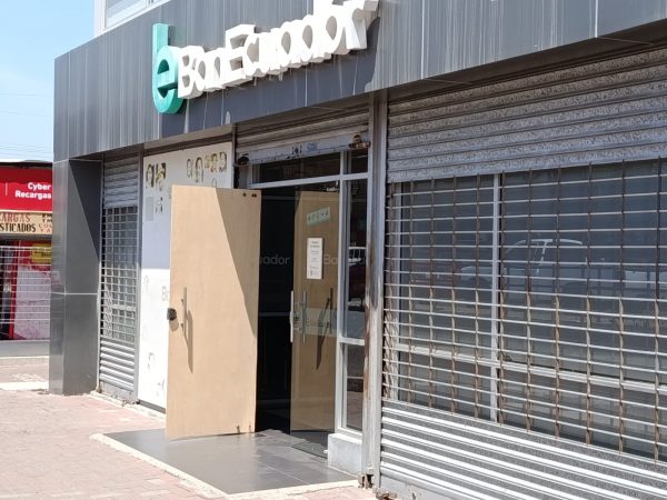 Una parte de la puerta principal de la agencia BanEcuador es actualmente de plywood.