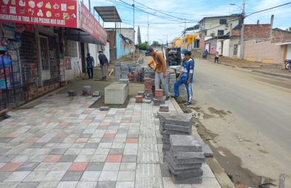 Obreros trabajando en la instalación de adoquines en la calle 321 de la parroquia Eloy Alfaro.