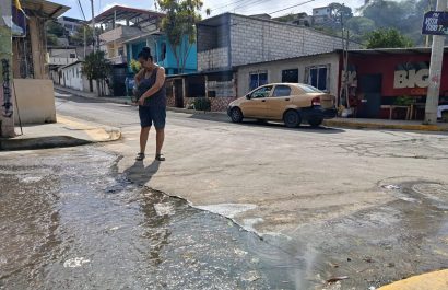 Desde hace dos meses, una fuga de agua potable afecta a los moradores en el barrio Abdón Calderón.