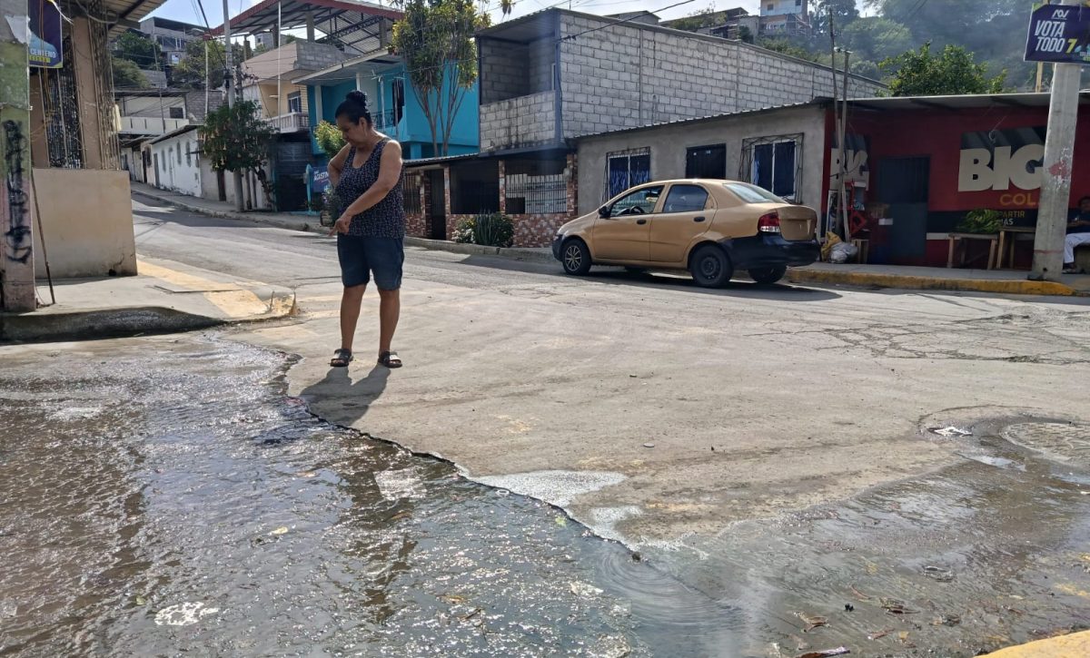Desde hace dos meses, una fuga de agua potable afecta a los moradores en el barrio Abdón Calderón.