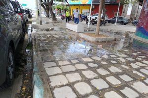 El rebose de aguas servidas, justo atrás del baño público en el parque de La Madre, fue solucionado ayer antes del mediodía, pero permaneció durante una semana.