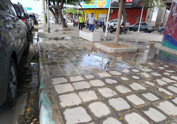 El rebose de aguas servidas, justo atrás del baño público en el parque de La Madre, fue solucionado ayer antes del mediodía, pero permaneció durante una semana.