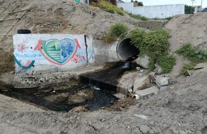 Aguas de Manta trabajó para contener la contaminación hacia la playa Barbasquillo.