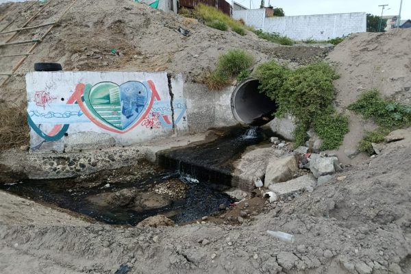 Aguas de Manta trabajó para contener la contaminación hacia la playa Barbasquillo.
