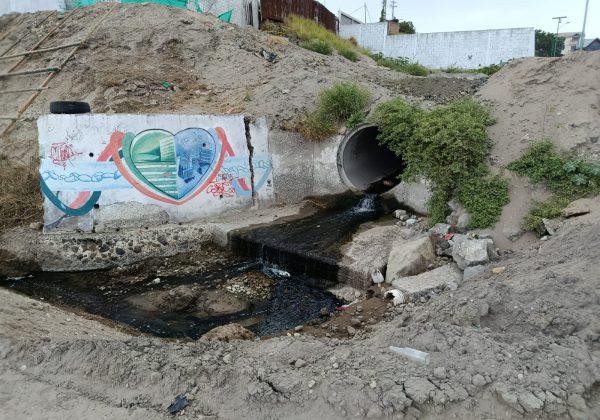 Aguas de Manta trabajó para contener la contaminación hacia la playa Barbasquillo.