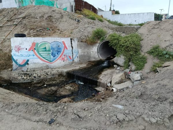 Aguas de Manta trabajó para contener la contaminación hacia la playa Barbasquillo.