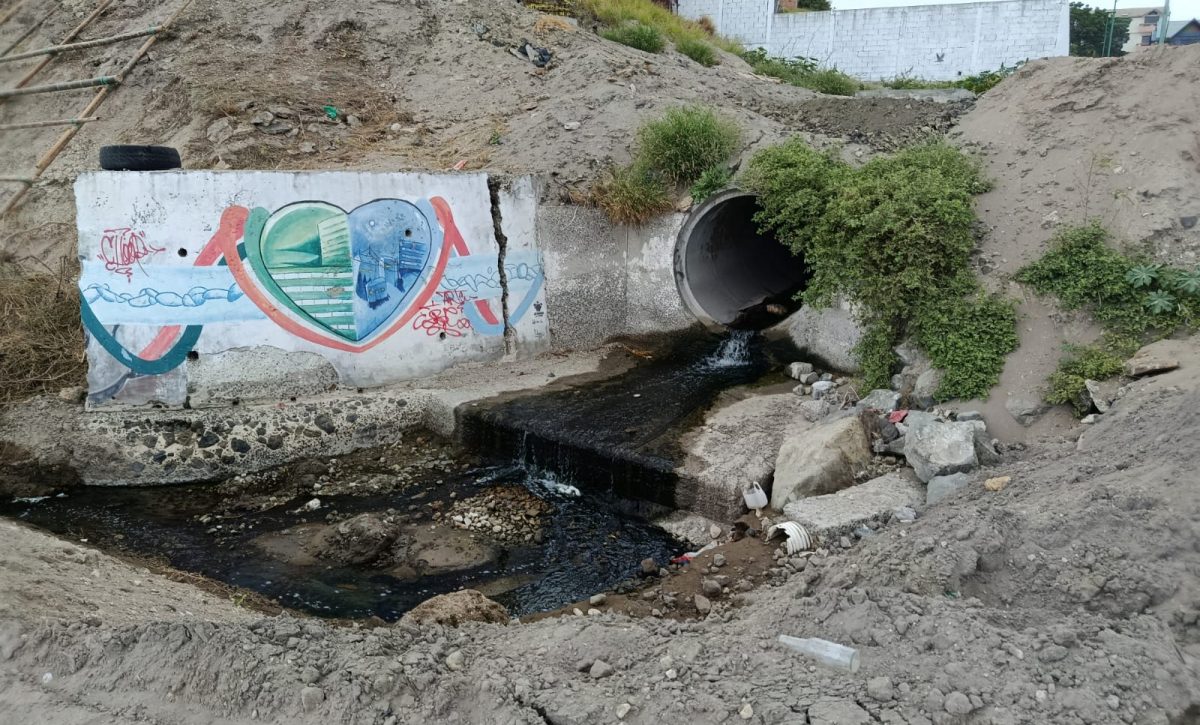 Aguas de Manta trabajó para contener la contaminación hacia la playa Barbasquillo.